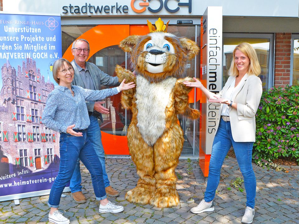 (von links): Engeline Aymans, Franz van Beek (beide Heimatverein), der Gocher Löwe, Sandra Denissen (Stadtwerke)